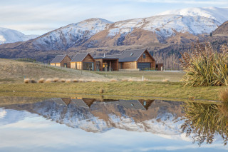The Contemporary barn at 11 Bendemeer Lane has 360 degree mountain views